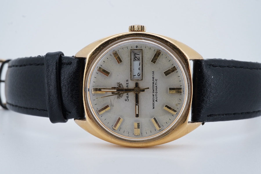 A gentleman's 9ct gold Watches of Switzerland Seafarer's automatic wrist watch, with baton numerals and day/date aperture, case diameter 35mm, on an associated leather strap. Condition - poor to fair